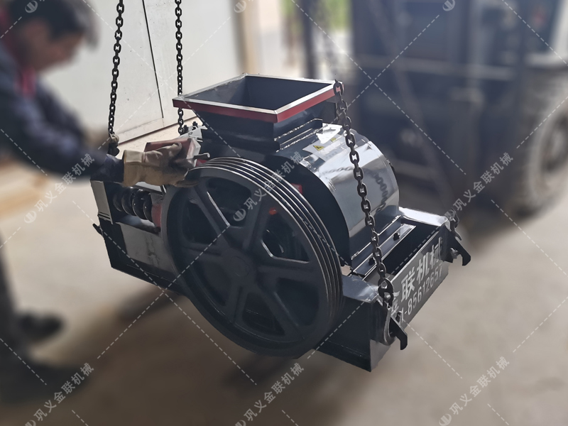 2PCG400*250小型雙齒輥破碎機發往烏魯木齊破碎玻璃